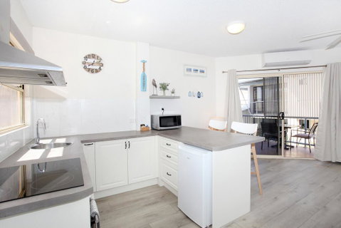 FABULOUS BEACHFRONT POSITION - Schoolies Week Accommodation 3