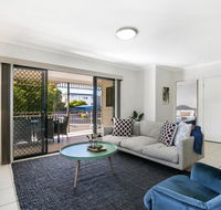 Family-Size Duplex in Quiet Neighbourhood - Schoolies Week Accommodation