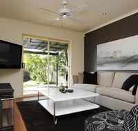 Feathers Serviced Townhouse - Schoolies Week Accommodation