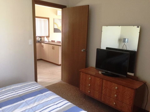 Flat 2, 42 McMillan Rd - Schoolies Week Accommodation 1