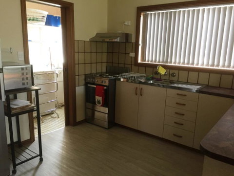 Flat 2, 42 McMillan Rd - Schoolies Week Accommodation 3