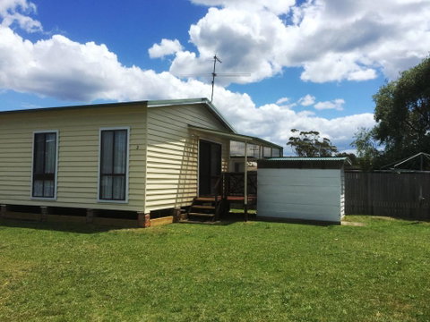 Flat 2, 42 McMillan Rd - Schoolies Week Accommodation 0