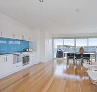 Four Kings Apartment - Deluxe 2br 3 - Schoolies Week Accommodation