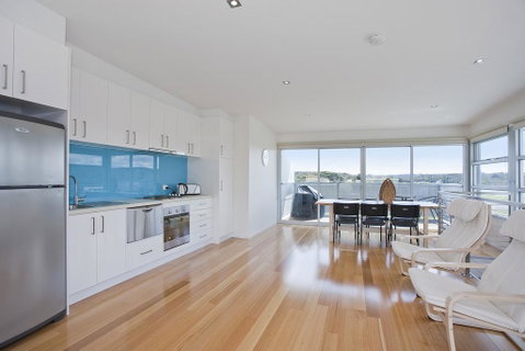 Four Kings Apartment - Deluxe 2br #3 - Schoolies Week Accommodation 0