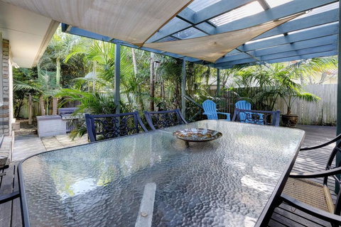 FRANGIPANI BEACH HOUSE - PET FRIENDLY 22 Belbourie Cres Boomerang Beach - Schoolies Week Accommodation 2