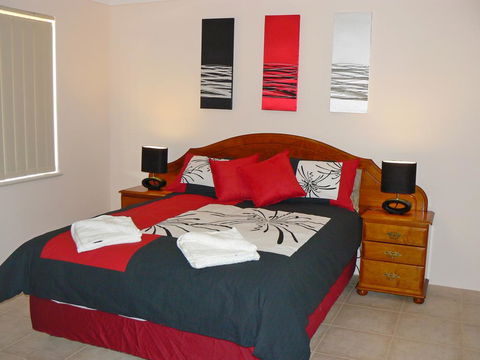 Geraldton Luxury Vacation Home - Schoolies Week Accommodation 0