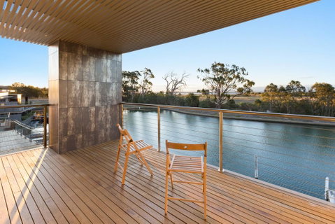 Gippsland Lakehouse A - Canal Frontage - Schoolies Week Accommodation 2