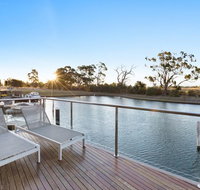 Gippsland Lakehouse A - Canal frontage - Schoolies Week Accommodation