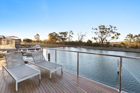 Gippsland Lakehouse A - Canal Frontage - Schoolies Week Accommodation 0