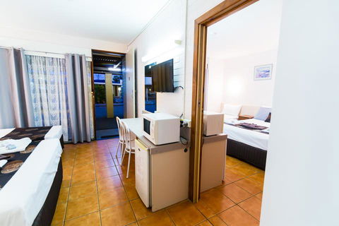 Gladstone Motel - Schoolies Week Accommodation 1