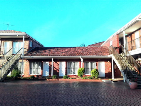 Glen Inn - Schoolies Week Accommodation 0