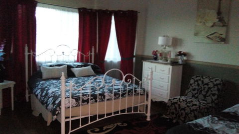 GOLDEN LACE B&B - Schoolies Week Accommodation 1