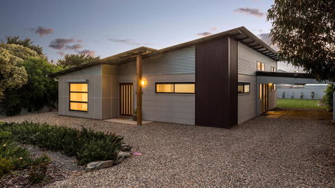 Great Ness Beachhouse - WiFi - Pet-Friendly - Schoolies Week Accommodation 0