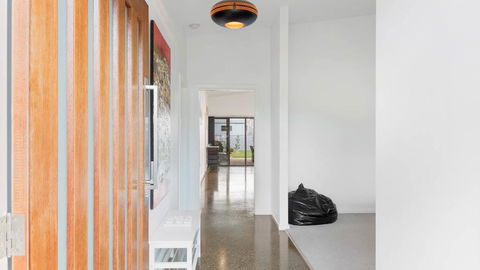 Great Ness Beachhouse - WiFi - Pet-Friendly - Schoolies Week Accommodation 3