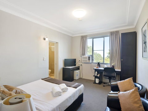Greenwich Inn Motel - Schoolies Week Accommodation 0