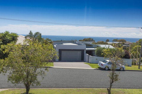 HAMPTONS - Schoolies Week Accommodation 1