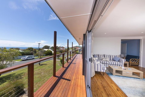 HAMPTONS - Schoolies Week Accommodation 2