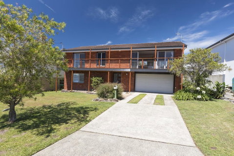 HAMPTONS - Schoolies Week Accommodation 0