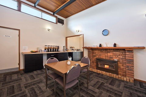 Hi Way Eight Motor Inn - Schoolies Week Accommodation 1