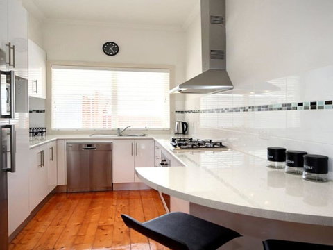 Hidden Gem In Cafe Strip! Chadstone + King Bed - Schoolies Week Accommodation 1