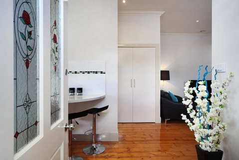 Hidden Gem In Cafe Strip! Chadstone + King Bed - Schoolies Week Accommodation 2