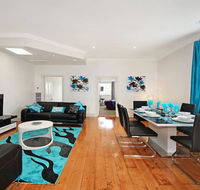 Hidden Gem in Cafe Strip Chadstone  King Bed - Schoolies Week Accommodation