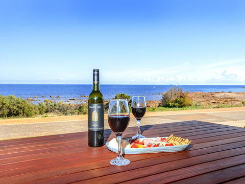 High Tide - Wallaroo Beachfront Property - Pet-Friendly - Schoolies Week Accommodation 0