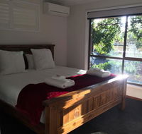 Holly House BnB - Schoolies Week Accommodation