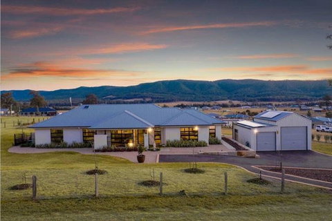 Jasmine Lodge - Schoolies Week Accommodation 0