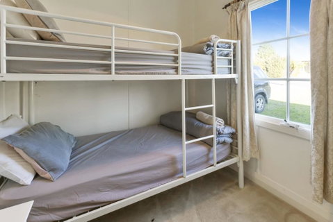 Katisha Cottage - Pet Friendly And Close To Town - Schoolies Week Accommodation 1