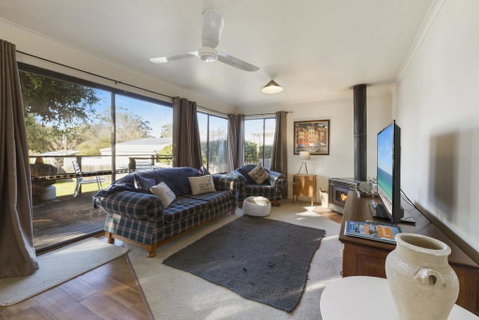 Katisha Cottage - Pet Friendly And Close To Town - Schoolies Week Accommodation 0