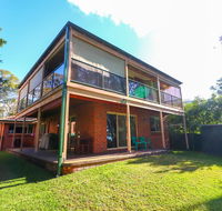 Kingfisher LakeHouse - Schoolies Week Accommodation