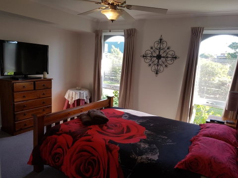Kings Cottage - Schoolies Week Accommodation 0