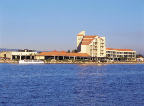 Lakes Hotel - Schoolies Week Accommodation 0