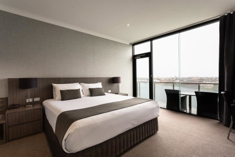Lakes Hotel - Schoolies Week Accommodation 2