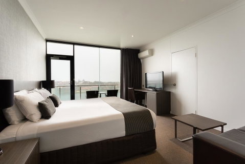 Lakes Hotel - Schoolies Week Accommodation 3