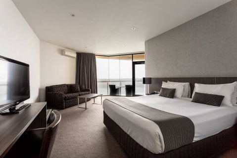 Lakes Hotel - Schoolies Week Accommodation 1