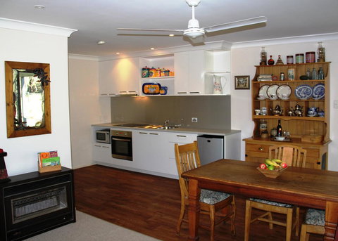 Leo's Rest Bathurst NSW - Schoolies Week Accommodation 2