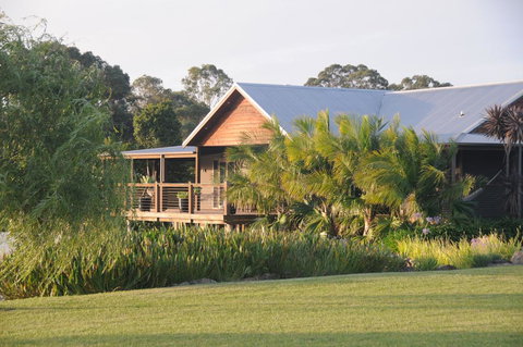 Lilies Luxury Retreats - Schoolies Week Accommodation 0