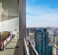 Lux 2BR Apt with a Stunning View of The Yarra - Schoolies Week Accommodation