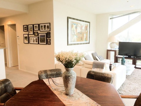 Luxuries CBD Apartment With Views - Schoolies Week Accommodation 0