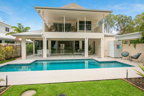 Luxury Living On The Beachfront - Schoolies Week Accommodation 0