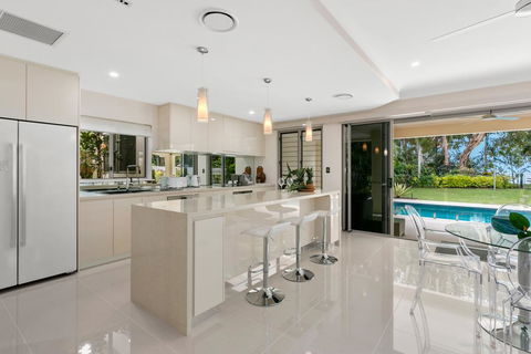 Luxury Living On The Beachfront - Schoolies Week Accommodation 2
