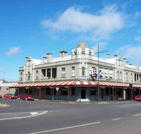 Madden's Commercial Hotel - Schoolies Week Accommodation