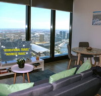 Modern 2BR 2BT Apt with Stunning Ocean Views Netflix Gym Pool and Wine - Schoolies Week Accommodation