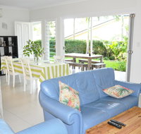 MODERN 3 BEDROOM APARTMENT IN TRADITIONAL QUEENSLANDER  PATIO LEAFY YARD POOL - Schoolies Week Accommodation