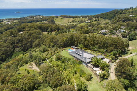 Mont Sapphire Luxury Estate - Schoolies Week Accommodation 1
