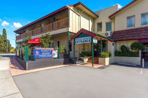 Quality Hotel Bayswater - Schoolies Week Accommodation 0