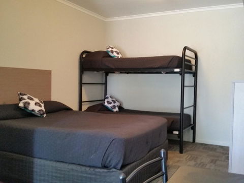 Mandurah Foreshore Motel - Schoolies Week Accommodation 11