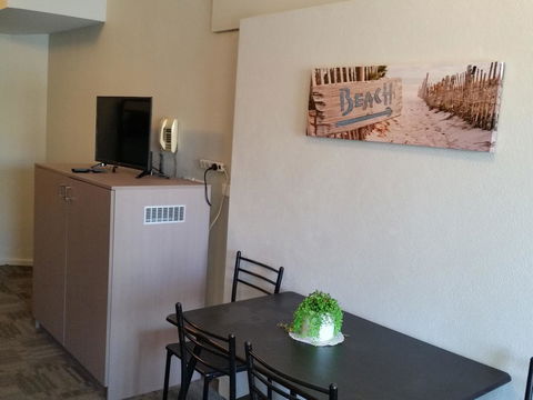 Mandurah Foreshore Motel - Schoolies Week Accommodation 10
